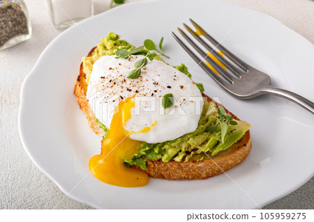 Avocado toast with a poached egg on top 105959275