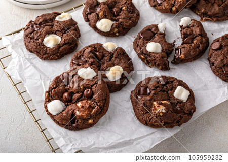 Chocolate chip and marshmallow dark chocolate cookies 105959282