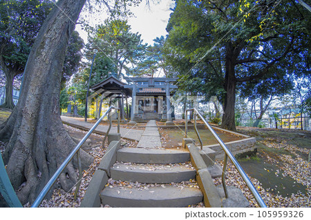 A shrine that has been enshrined on high ground since ancient times and is familiar to the neighborhood 105959326