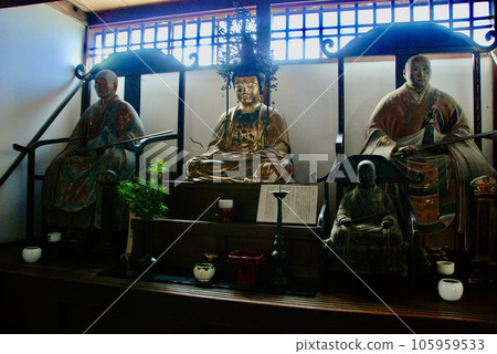 釋迦如來像（中）、識仙國士園像（右）、虎妻現竹園像（左）（京都市右京區開山堂樂王院） 105959533
