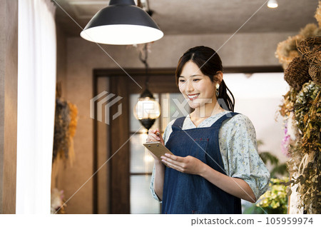 Cafe capacity listening to orders 105959974