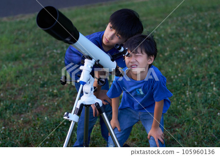 正在觀察天文望遠鏡的小學生 105960136