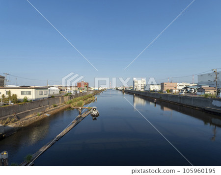 Scenery of Shikitsu Canal seen from Shohei Bridge in Osaka City 105960195