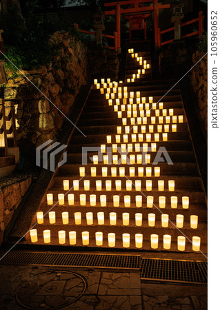 2023年夏天奈良公園盂蘭盆節夜景，鐵王神社樓梯上排列著蠟燭（1） 105960652