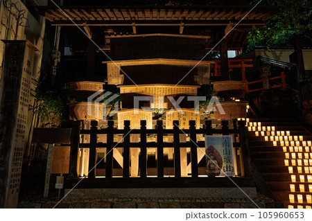 2023年夏天奈良公園盂蘭盆節夜景，鐵王神社樓梯上排列著蠟燭（2） 105960653