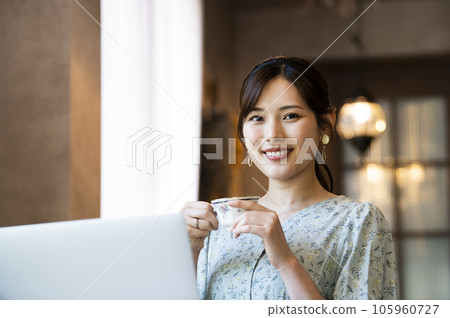 A young woman working in a cafe 105960727