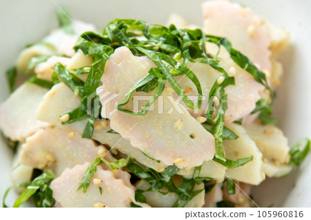 魚糕和紫蘇特寫鏡頭配蛋黃醬和芝麻橙汁。 105960816