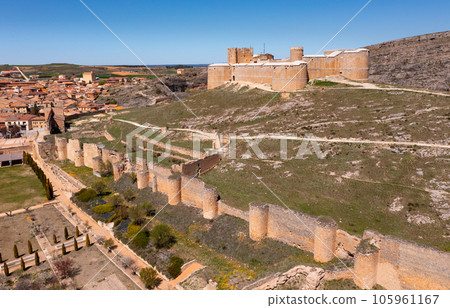 Bird's eye view of town and castle of Berlanga de Duero Bird's eye view of town and castle of Berlanga de Duero 105961167