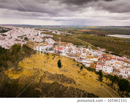 View of Arcos de la Frontera city 105961331