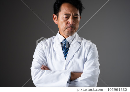 擔心的中年男子醫學形象 擔心的中年男子醫學形象 105961880