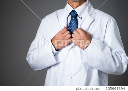 中年男子擺出醫學圖像 105961894