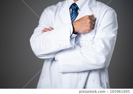 中年男子擺出醫學圖像 105961895