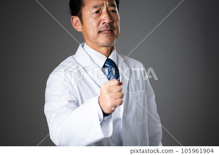 憤怒的中年男子醫學形象 憤怒的中年男子醫學形象 105961904