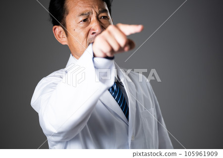 憤怒的中年男子醫學形象 憤怒的中年男子醫學形象 105961909