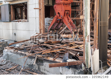 Waste wood generated from the demolition of wooden houses 105962149