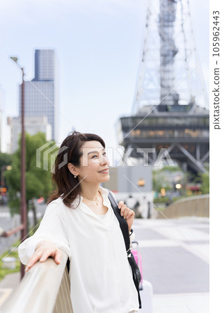 阿拉菲夫女商人在中央橋上看著城市,背景是電視塔 阿拉菲夫女商人在中央橋上看著城市,背景是電視塔 105962443