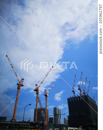 Tower crane for redevelopment in front of the station　 105962797