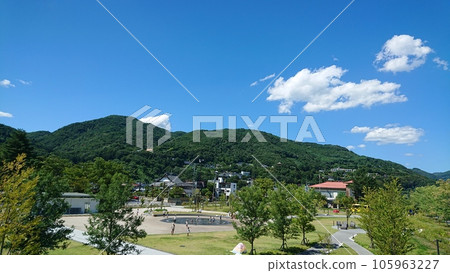 從山上看到的山脈和藍天 105963227