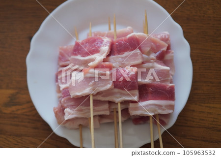 Prepare pork belly for yakitori with plenty of fat 105963532