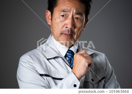 憂心忡忡的中年男子工作服形象 憂心忡忡的中年男子工作服形象 105963668