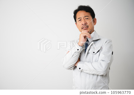 憂心忡忡的中年男子工作服形象 憂心忡忡的中年男子工作服形象 105963770
