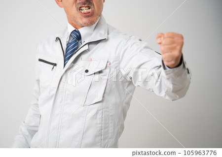 憤怒的中年男子工作服形象 憤怒的中年男子工作服形象 105963776