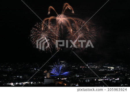 Fireworks dancing in the night sky 105963924