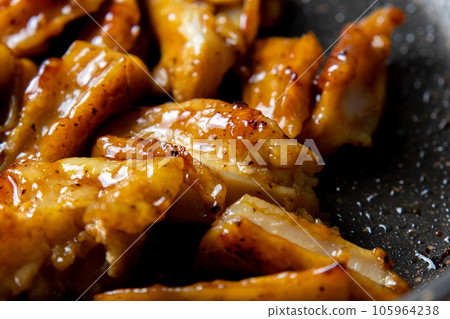在平底鍋(Tare-yaki)中烤雞軟骨(yagen cartilage)的烹飪場景的特寫。 在平底鍋(Tare-yaki)中烤雞軟骨(yagen cartilage)的烹飪場景的特寫。 105964238