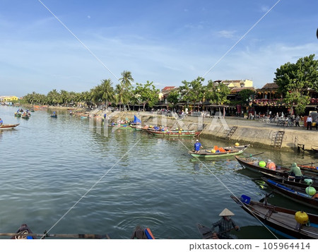Thu Bon River flowing through Hoi An, central Vietnam 105964414