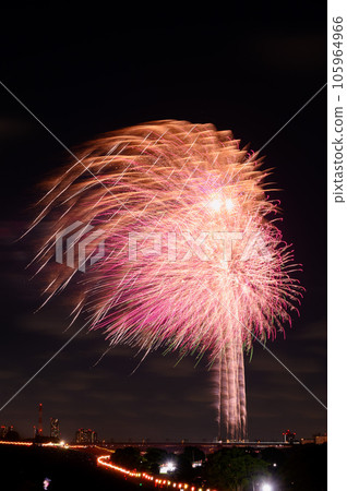 夏季的傳統,在夜空中翩翩起舞的大型煙花(戶田橋花火大會、板橋花火大會) 夏季的傳統,在夜空中翩翩起舞的大型煙花(戶田橋花火大會、板橋花火大會) 105964966