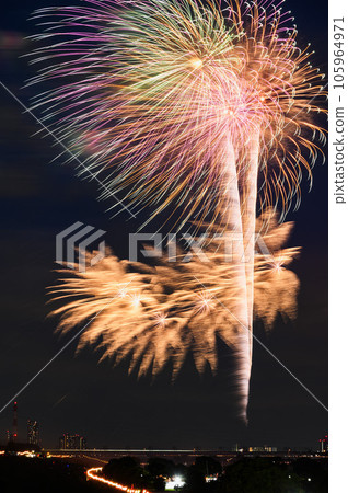 A summer tradition, large fireworks dancing in the night sky (Todabashi Fireworks Festival, Itabashi Fireworks Festival) A summer tradition, large fireworks dancing in the night sky (Todabashi Fireworks Festival, Itabashi Fireworks Festival) 105964971