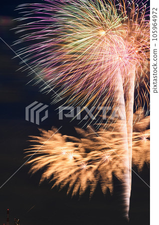 A summer tradition, large fireworks dancing in the night sky (Todabashi Fireworks Festival, Itabashi Fireworks Festival) A summer tradition, large fireworks dancing in the night sky (Todabashi Fireworks Festival, Itabashi Fireworks Festival) 105964972
