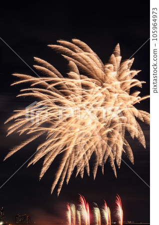 A summer tradition, large fireworks dancing in the night sky (Todabashi Fireworks Festival, Itabashi Fireworks Festival) A summer tradition, large fireworks dancing in the night sky (Todabashi Fireworks Festival, Itabashi Fireworks Festival) 105964973