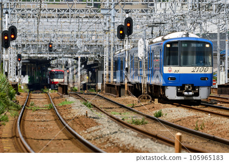 Train running under the scorching sun [Keikyu Kanazawa Bunko Station] Midsummer railway 105965183