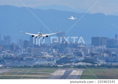 Bird's-eye view of Osaka Airport Reverse run 14R Airplanes taking off and landing Bird's-eye view of Osaka Airport Reverse run 14R Airplanes taking off and landing 105965545