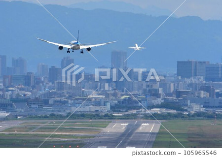Bird's-eye view of Osaka Airport Reverse run 14R Airplanes taking off and landing 105965546