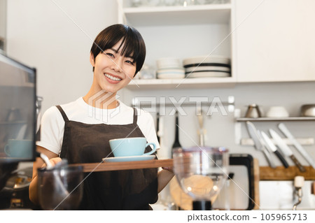 在一家咖啡館工作的員工 105965713