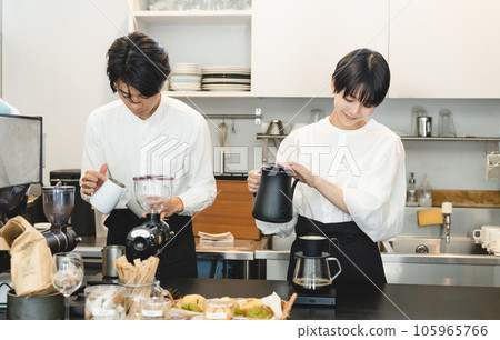 在一家咖啡館工作的員工 105965766
