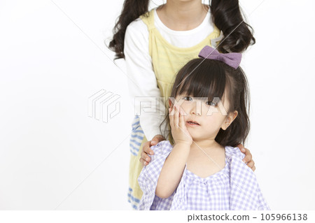 雙手放在臉頰上的嬰兒和女孩 105966138