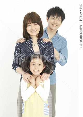 家人擁抱女兒 105966140