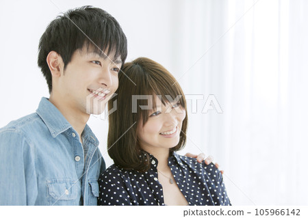 幾個擁抱的微笑 105966142