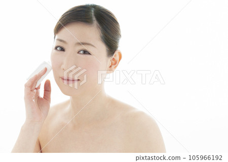 Beauty image of middle-aged women 105966192