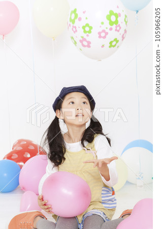 女孩在玩氣球 105966205