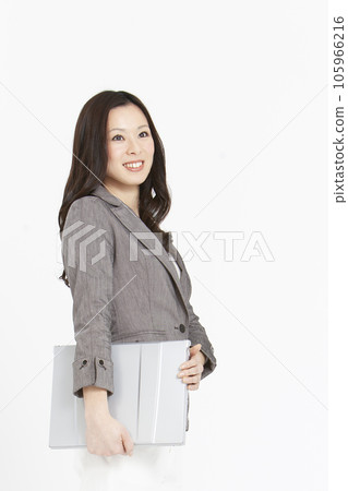 有個人計算機的女商人 105966216