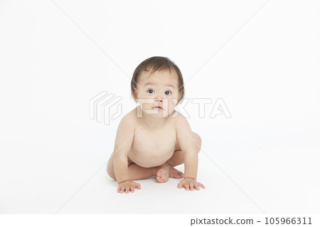 裸體嬰兒坐在地板上 105966311