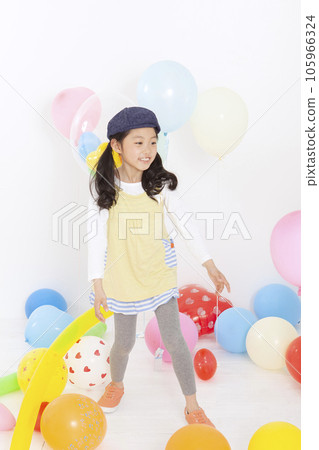 女孩在玩氣球 105966324