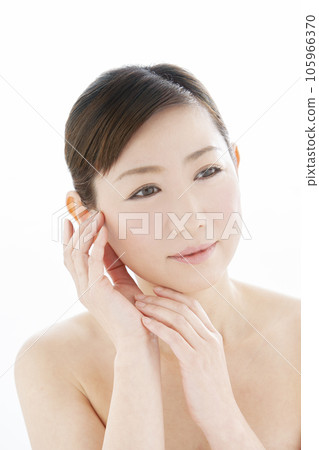 Beauty image of middle-aged women 105966370