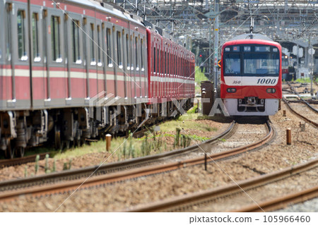 熱霧中行駛的列車【京急金澤八景站】仲夏鐵道 熱霧中行駛的列車【京急金澤八景站】仲夏鐵道 105966460