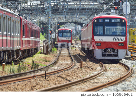 Train running in the heat haze [Keikyu Kanazawa Hakkei Station] Midsummer railway 105966461