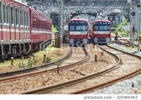 熱霧中行駛的列車【京急金澤八景站】仲夏鐵道 熱霧中行駛的列車【京急金澤八景站】仲夏鐵道 105966463